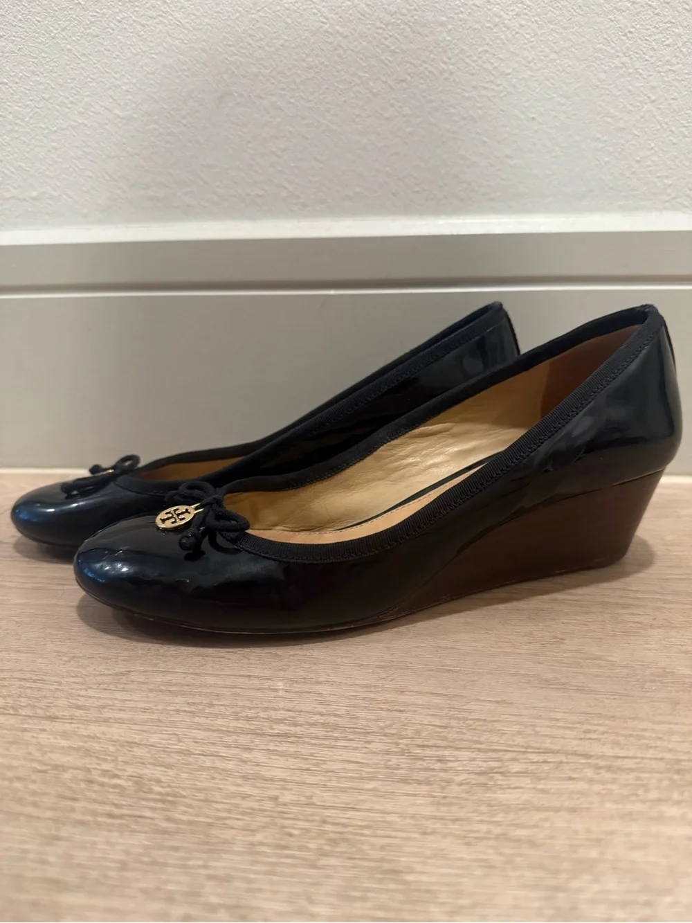 Tory Burch Chelsea Patent Leather Charm Wedge Pumps Black Size 8